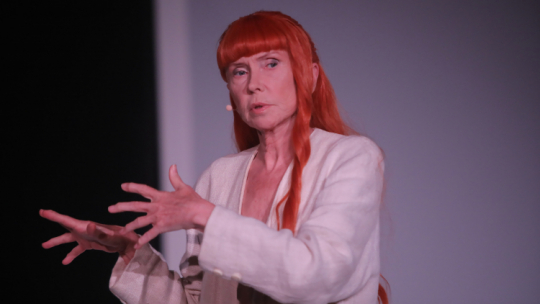 Aktorka i reżyserka spektaklu Ewa Błaszczyk podczas próby medialnej przedstawienia „Nazywam się Tamara Biakow i jestem legendą” w Sali pod Liberatorem Muzeum Powstania Warszawskiego. Fot. PAP/W. Olkuśnik