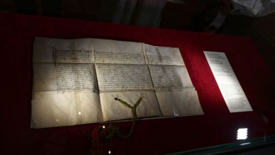 Prezentacja oryginału przywileju renowacyjnego z 1433 roku sygnowanego przez króla Władysława Jagiełłę w Muzeum Miasta Łodzi. Fot. PAP/G. Michałowski