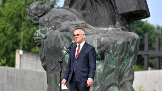  Jarosław Sellin podczas uroczystych obchodów Dnia Walki i Męczeństwa Wsi Polskiej w 78. rocznicę pacyfikacji wsi Michniów. Fot. PAP/W. Jargiło