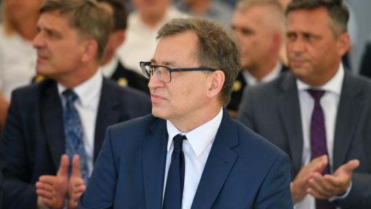Prezes Instytutu Pamięci Narodowej Jarosław Szarek (C) podczas uroczystych obchodów Dnia Walki i Męczeństwa Wsi Polskiej w 78. rocznicę pacyfikacji wsi Michniów. Fot. PAP/W. Jargiło