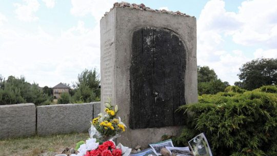 Pomnik ku czci pomordowanych Żydów w Jedwabnem. Fot. PAP/A. Reszko