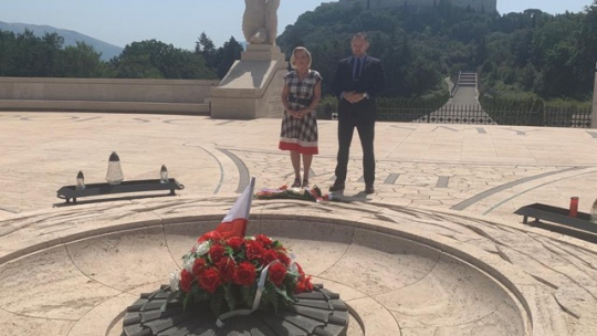 Ambasador RP w Rzymie Anna Maria Anders i prezes IPN dr Karol Nawrocki na Cmentarzu Wojennym pod Monte Cassino – 28 lipca 2021. Źródło: IPN/ Ambasada RP w Rzymie