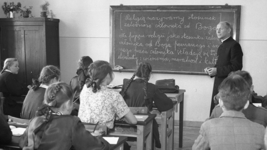 Polska 1949. Lekcja religii w szkole. Fot. PAP/CAF