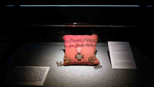 „Wystawa jednego eksponatu”: poduszka do odznaczeń Towarzystwa Powstańców i Wojaków im. gen. Józefa Hallera, pamiątka przekazana do Muzeum Powstania Wielkopolskiego przez Stanisława Tulińskiego – syna powstańca wielkopolskiego. Poznań, 18.05.2021. Fot. PAP/J. Kaczmarczyk