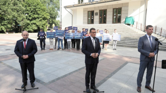 Premier Mateusz Morawiecki (C), wiceminister edukacji i nauki Dariusz Piontkowski (P) oraz dyrektor Teatru Dramatycznego im. Aleksandra Węgierki w Białymstoku Piotr Półtorak (L) podczas konferencji prasowej po zakończeniu wizyty w siedzibie Teatru Dramatycznego w Białymstoku. Fot. PAP/A. Reszko
