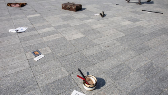 Instalacja artystyczna „RzeczyViste” zorganizowana przez białostockie Muzeum Pamięci Sybiru. Lublin, 2019 r. Fot. PAP/W. Jargiło