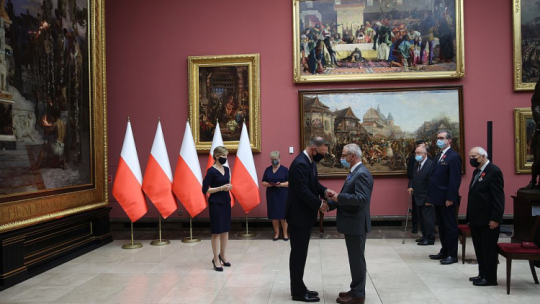 Prezydent RP Andrzej Duda (C-L) i historyk sztuki Marcin Fabiański (C-P) podczas ceremonii wręczenia odznaczeń państwowych osobom związanym z działalnością SKOZK. Fot. PAP/Ł. Gągulski