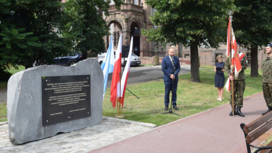 Odsłonięcie tablicy w miejscu niemieckiego obozu w byłej fabryce Schoena. Sosnowiec, 16.07.2021. Źródło: oddział IPN w Katowicach