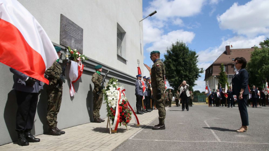Marszałek Sejmu Elżbieta Witek (P) podczas obchodów Narodowego Dnia Pamięci Ofiar Ludobójstwa dokonanego przez ukraińskich nacjonalistów na obywatelach II Rzeczypospolitej Polskiej w Kędzierzynie-Koźlu. Fot. PAP/K. Świderski