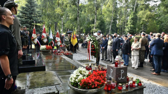 Prezydent RP Andrzej Duda (C-P) podczas uroczystości złożenia kwiatów przed Pomnikiem Gloria Victis na terenie kwater powstańczych na Cmentarzu Wojskowym na Powązkach w Warszawie. Warszawa, 01.08.2021. Fot. PAP/A. Lange