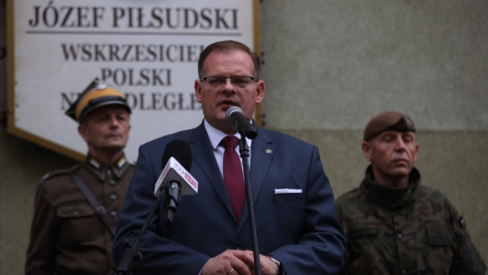 Kraków, 06.08.2021. Szef Urzędu do Spraw Kombatantów i Osób Represjonowanych Jan Józef Kasprzyk (C) podczas uroczystego apelu z okazji rozpoczęcia Marszu Szlakiem I Kompanii Kadrowej. Fot. PAP/Ł. Gągulski