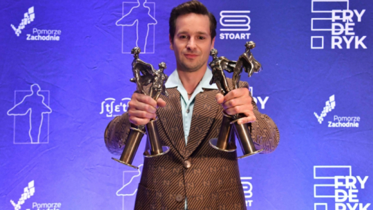 Szczecin, 05.08.2021. Wokalista Krzysztof Zalewski podczas gali Fryderyk Festiwal 2021. Fot. PAP/M. Bielecki