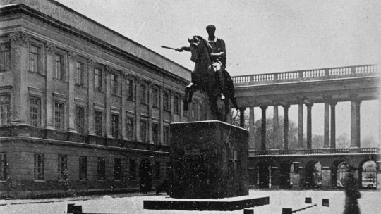 Pomnik księcia Józefa Poniatowskiego przed Pałacem Saskim. Fot. PAP/CAF/Reprodukcja