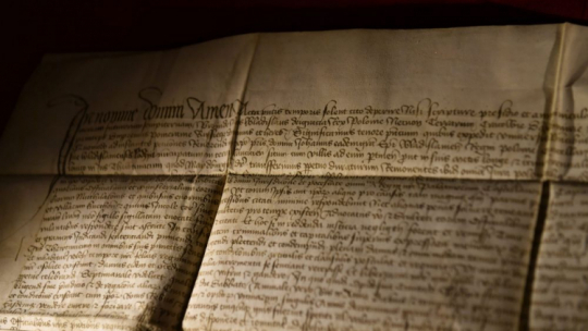 Prezentacja oryginału przywileju renowacyjnego z 1433 roku sygnowanego przez króla Władysława Jagiełłę w Muzeum Miasta Łodzi. Fot. PAP/G. Michałowski