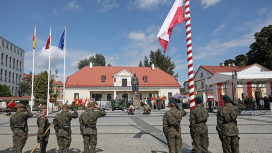 Żołnierze 18. Białostockiego Pułku Rozpoznawczego i 1. Podlaskiej Brygady Obrony Terytorialnej podczas uroczystości na Rynku Kościuszki w stolicy Podlasia w 101. rocznicę bitwy o miasto. Fot. PAP/A. Reszko