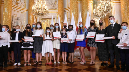 Warszawa, 03.08.2021. Marszałek Sejmu Elżbieta Witek (6P) pozuje do wpólnego zdjęcia z laureatami podczas gali finałowej konkursu „Być Polakiem” w Sali Balowej Zamku Królewskiego w Warszawie. Wydarzenie skierowane jest do dzieci i młodzieży polskiego pochodzenia mieszkających poza granicami kraju. Fot. PAP/R. Pietruszka 
