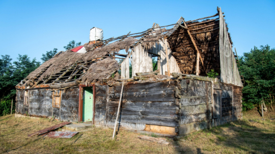 Drewniana chata mennonicka na cmentarzu ewangelicko-augsburskim we Włęczu. Fot. PAP/T. Żmijewski