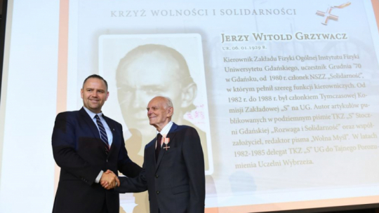  Gdańsk, 31.08.2021. Opozycjonista z okresu PRL Jerzy Witold Grzywacz (P) odbiera z rąk prezesa IPN Karola Nawrockiego (L) Krzyż Wolności i Solidarności podczas uroczystości w Sali BHP Stoczni Gdańskiej, 31 bm. Trwają obchody 41. rocznicy podpisania Porozumień Sierpniowych. Fot. PAP/A. Warżawa 