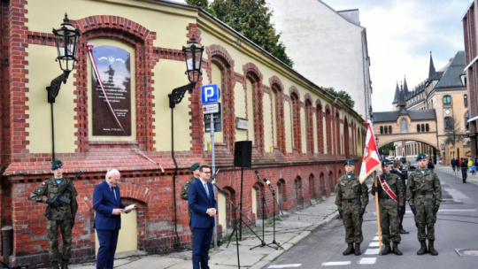 Premier Mateusz Morawiecki (3L) i aktor Stanisław Melski (2L) podczas uroczystości odsłonięcia tablicy poświęconej prezydentowi Lechowi Kaczyńskiemu. Wrocław, 27.08.2021. Fot. PAP/M. Kulczyński