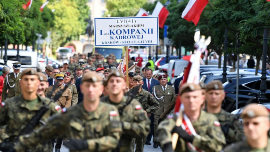 Szef Urzędu do Spraw Kombatantów i Osób Represjonowanych Jan Józef Kasprzyk (C-P) podczas uroczystości na pl. Wolności w Kielcach. 56. Marsz Szlakiem Pierwszej Kompanii Kadrowej dotarł do Kielc. 12.08.2021. Fot. PAP/P. Polak