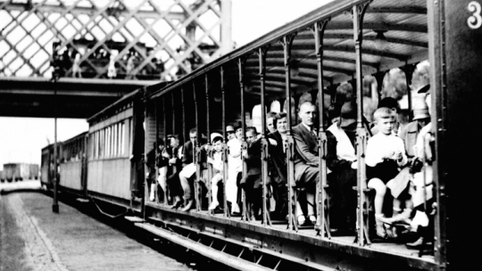 Letnie, ażurowe wagony kolejki wąskotorowej z fabryki Władysława Gostyńskiego w Warszawie. Źródło: NAC/DSH