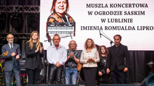 Przewodniczący Rady Miasta Lublina Jarosław Pakuła (L), wiceprezydent Lublina Beata Stepaniuk-Kuśmierzak (2L), członkowie Budki Suflera basista Mieczysław Jurecki (3L) i perkusista Tomasz Zeliszewski (4L), wdowa po Romualdzie Lipko Dorota Lipko (3P) oraz wnuczka artysty Laura Lipko (2P) i jego syn Remigiusz Lipko (P) podczas uroczystości nadania Muszli Koncertowej Ogrodu Saskiego w Lublinie imienia Romualda Lipko. Fot. PAP/W. Jargiło