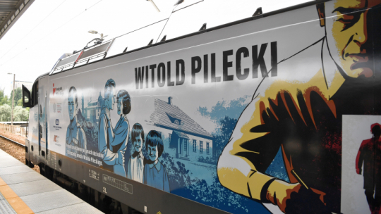 Lokomotywa z grafiką upamiętniającą 120. rocznicę urodzin Witolda Pileckiego na stacji Warszawa Wschodnia. Fot. PAP/P. Nowak
