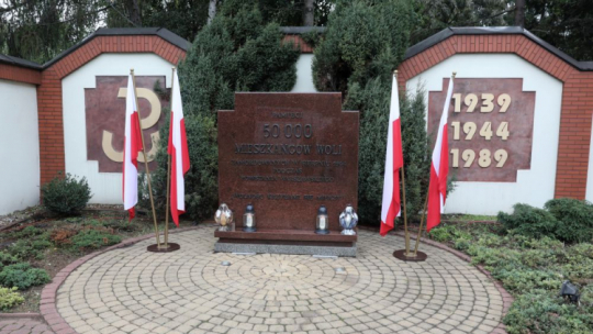 Tablica poświęcona pamięci 50 tys. mieszkańców Woli zamordowanych podczas Powstania Warszawskiego na placu Męczenników Warszawskiej Woli. Fot. PAP/T. Gzell