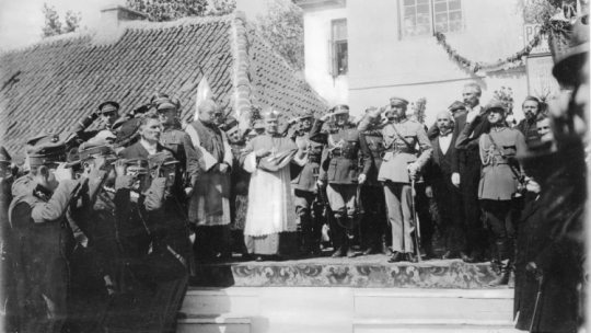 Marszałek Józef Piłsudski odbiera defiladę 42. Pułku Piechoty. Widoczni m.in. biskup wielński Jerzy Matulewicz (3. na lewo od Marszałka), prezes Rady Miejskiej w Białymstoku Feliks Filipowicz (2. na prawo od Marszałka). Białystok, 21.08.1921. Fot. NAC