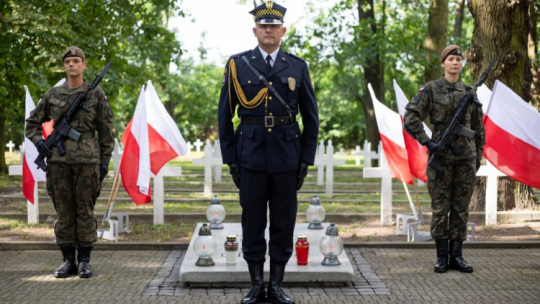 Płock, 18.08.2021. Uroczysty apel przy grobach poległych obrońców miasta z 1920 r. na Cmentarzu Garnizonowym w Płocku. Trwają obchody 101. rocznicy obrony Płocka przed armią bolszewicką. Fot. PAP/Sz. Łabiński