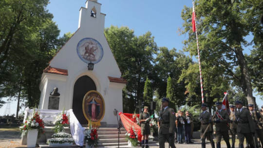 Uroczystości na Cmentarzu Żołnierzy Wojny Polsko-Bolszewickiej w Radzyminie z okazji Święta Wojska Polskiego. 2020 r. Fot. PAP/T. Gzell
