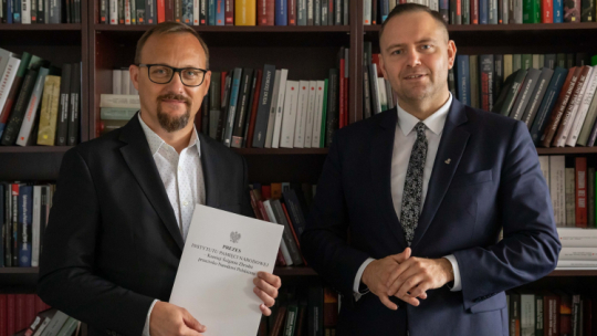 Prezes Instytutu Pamięci Narodowej dr Karol Nawrocki powołał z dniem 30 sierpnia 2021 r. na stanowisko rzecznika prasowego IPN dr. Rafała Leśkiewicza. Źródło: IPN