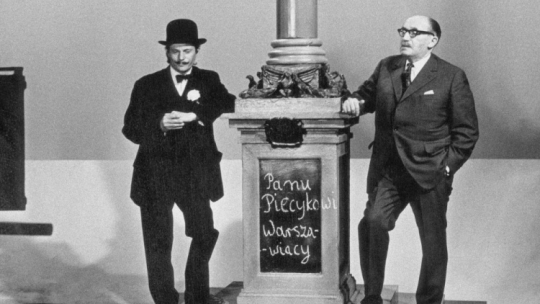 Warszawa 1974. Zdjęcia do dokumentalnego filmu propagandowego o sukcesach PRL, w reż. Romana Wionczka pt. Podróż w XXX-lecie. Film powstał na XXX-lecie Polski Rzeczpospolitej Ludowej. Na zdjęciu: studio Wytwórni Filmów Dokumentalnych przy ul. Chełmskiej (Wytwórnia Filmów Dokumentalnych i Fabularnych), Stefan Friedman (L) w roli historyka-amatora pana Teofila Piecyka, bohatera opowieści Stefana Wiecheckiego ps. Wiech (P). Fot. PAP/G. Rogiński 