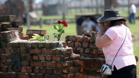 Dzień Pamięci o Zagładzie Romów na terenie b. niemieckiego obozu zagłady Auschwitz-Birkenau. 2009 r. Fot. PAP/J. Bednarczyk