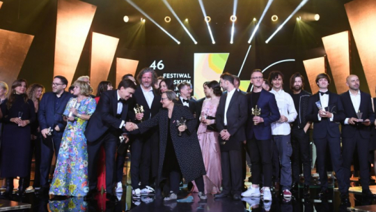 Zdjęcie grupowe nagrodzonych na zakończenie gali 46. Festiwalu Polskich Filmów Fabularnych w Gdyni. Fot. PAP/A. Warżawa