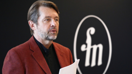 Warszawa, 16.09.2021. Dyrektor Artystyczny Filharmonii Narodowej Andrzej Boreyko podczas konferencji prasowej dot. nowego jubileuszowego sezonu artystycznego 2021/2022. Fot. PAP/T. Gzell