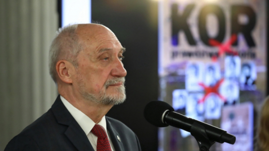 Warszawa, 23.09.2021. Poseł Prawa i Sprawiedliwości Antoni Macierewicz podczas konferencji prasowej w Sejmie w Warszawie, 23 bm. Temat spotkania: 45. rocznica powstania Komitetu Obrony Robotników. Fot. PAP/T. Gzell