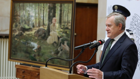 Warszawa, 14.09.2021. Wicepremier, minister kultury, dziedzictwa narodowego i sportu Piotr Gliński podczas uroczystości przekazania obrazu "Pod brzozami / Dzieci w lesie brzozowym nad fiordem Haiko" Alberta Edelfelta do Muzeum Narodowego. Fot. PAP/T. Gzell