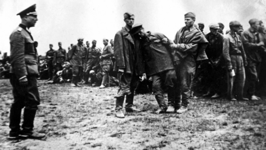 Wyszukiwanie spośród jeńców wojennych komisarzy politycznych. 1941 r. Miejsca fotografowania nie ustalono. (Ze zbioru zdobycznych fotografii odebranych jeńcom i zabitym żołnierzy Wermachtu). Źródło: www.auschwitz.ru