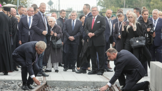 Białystok, 17.09.2021. Prezydent RP Andrzej Duda (P), prezydent Białegostoku Tadeusz Truskolaski (L), pierwsza ambasador RP na Białorusi prof. Elżbieta Smułkowa (C-L), prezydent RP Bronisław Komorowski (C-P), wicepremier, minister kultury, dziedzictwa narodowego i sportu prof. Piotr Gliński (C), prezes Związku Sybiraków Konrad Borejko (P), poseł KO Robert Tyszkiewicz (4L) podczas uroczystości otwarcia Muzeum Pamięci Sybiru. Fot. PAP/A. Reszko