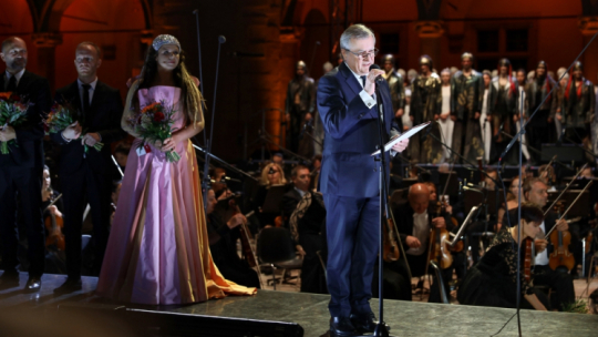 Kraków, 10.09.2021. Wicepremier, minister kultury, dziedzictwa narodowego i sportu Piotr Gliński podczas prapremiery opery "Wanda" Joanny Wnuk-Nazarowej w ramach Roku Cypriana Kamila Norwida na dziedzińcu arkadowym Zamku Królewskiego na Wawelu w Krakowie. Fot. PAP/Art Service