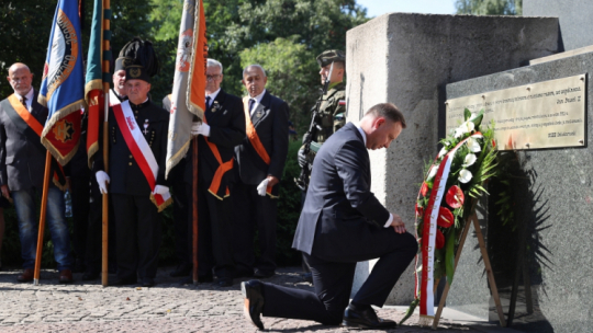 Dąbrowa Górnicza, 11.09.2021. Prezydent RP Andrzej Duda (P) składa wieniec przed pomnikiem Porozumienia Katowickiego w Dąbrowie Górniczej, 11 bm. z okazji uroczystych obchodów 41. rocznicy podpisania Porozumienia Katowickiego w Dąbrowie Górniczej i powstania NSZZ „Solidarność”. Fot. PAP/A. Grygiel