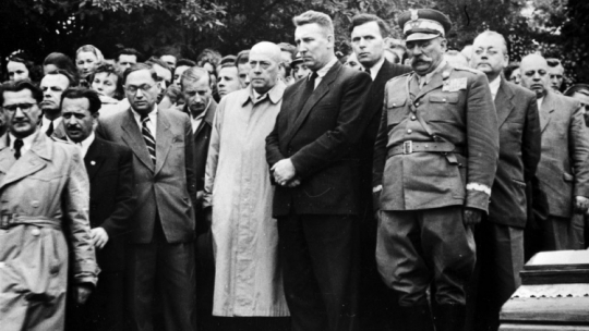 1956. Pogrzeb ofiar Czerwca '56. Nz. w środku m.in. premier Józef Cyrankiewicz, członek Biura Politycznego KC PZPR Edward Gierek. Fot. PAP/W. Kondracki