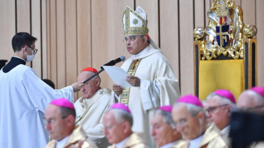 Warszawa, 12.09.2021. Prefekt Kongregacji Spraw Kanonizacyjnych kard. Marcello Semeraro (C) podczas mszy beatyfikacyjnej kardynała Stefana Wyszyńskiego oraz matki Elżbiety Róży Czackiej odprawianej w Świątyni Opatrzności Bożej w Warszawie. Fot. PAP/R. Pietruszka