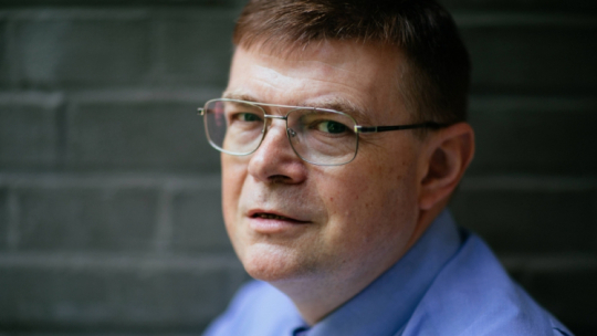 Warszawa, 30.06.2021. Pracownik naukowy Instytutu Historycznego Uniwersytetu Warszawskiego dr hab. Tadeusz Rutkowski podczas sesji zdjęciowej dla Polskiej Agencji Prasowej w Warszawie. Fot. PAP/A. Zawada