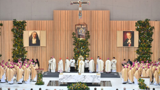 Warszawa, 12.09.2021. Msza beatyfikacyjna kardynała Stefana Wyszyńskiego oraz matki Elżbiety Róży Czackiej odprawiana w Świątyni Opatrzności Bożej w Warszawie, 12 bm. W czasie liturgii papieski delegat kard. Semeraro wygłosił w języku łacińskim formułę beatyfikacyjną. Następnie zostały odsłonięte portrety beatyfikacyjne nowych błogosławionych. Fot. PAP/A. Lange