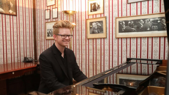 Pianista Carter Johnson podczas koncertu Laureatów II Międzynarodowego Konkursu Muzyki Polskiej im. Stanisława Moniuszki. Warszawa, 20.09.2021. Fot. PAP/W. Olkuśnik