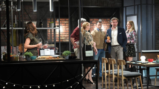 Aktorzy: Anita Sokołowska (L), Magdalena Lamparska (P), Wojciech Zieliński (3P), Katarzyna Kwiatkowska (3L), Przemysław Sadowski (2P) i Piotr Grabowski (2L) podczas premiery sztuki „Dobrze się kłamie” w reżyserii Marcina Hycnara w SPEKTAKLOVE w Warszawy. Fot. PAP/R. Pietruszka