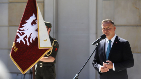 Warszawa, 06.09.2021. Prezydent Rzeczypospolitej Polskiej Andrzej Duda (P) podczas spotkania z przedstawicielami samorządów i mieszkańców Wielkopolski w ogrodach Pałacu Prezydenckiego w Warszawie. Samorządowcy przekazali na ręce głowy państwa apel w sprawie ustanowienia dnia 27 grudnia, rocznicy wybuchu powstania wielkopolskiego, świętem państwowym. Fot. PAP/R. Guz