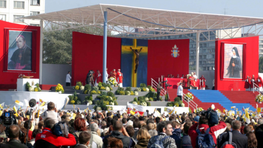 Bratysława. 14.09.2003. Wizyta Jana Pawła II. Msza święta w Bratysławie. Fot. PAP/P. Polak